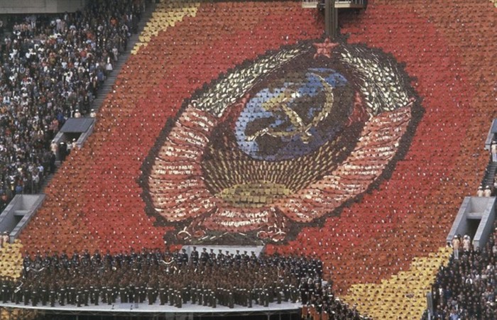 Biểu tượng búa liềm được dựng nên bởi 3.500 người tại Moscow 1980.